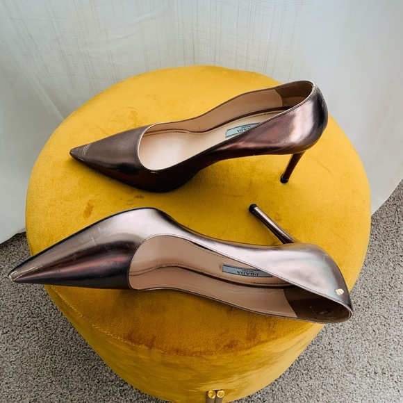 Authentic Prada Metallic Pewter Pointed Toe Pumps Size 39.5 - Picture 4 of 9